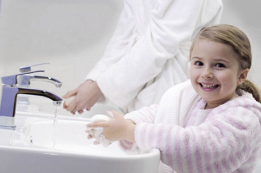 Händewaschen zur Vorbeugung einer Wurminfektion